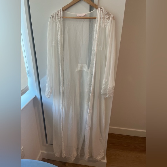 Homebodii Helena Lace Robe - Picture 8 of 10